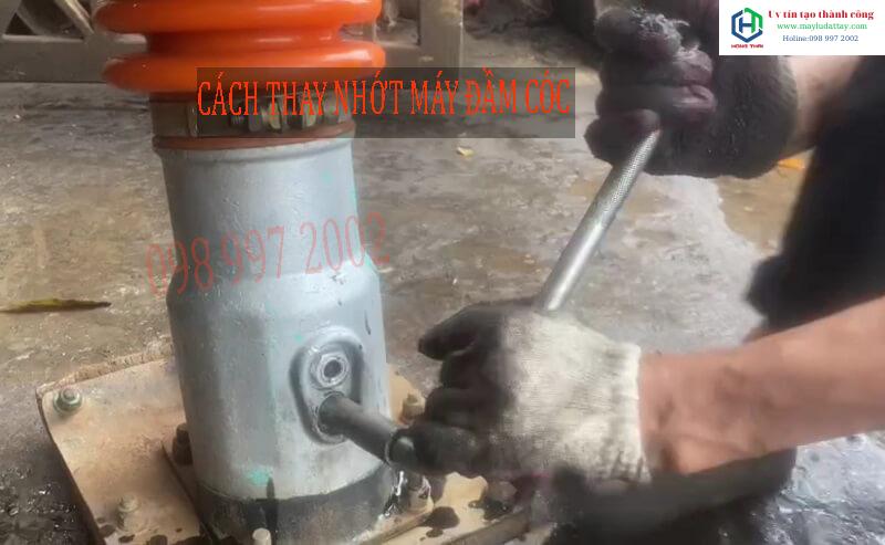 Cách thay nhớt động cơ đầm cóc