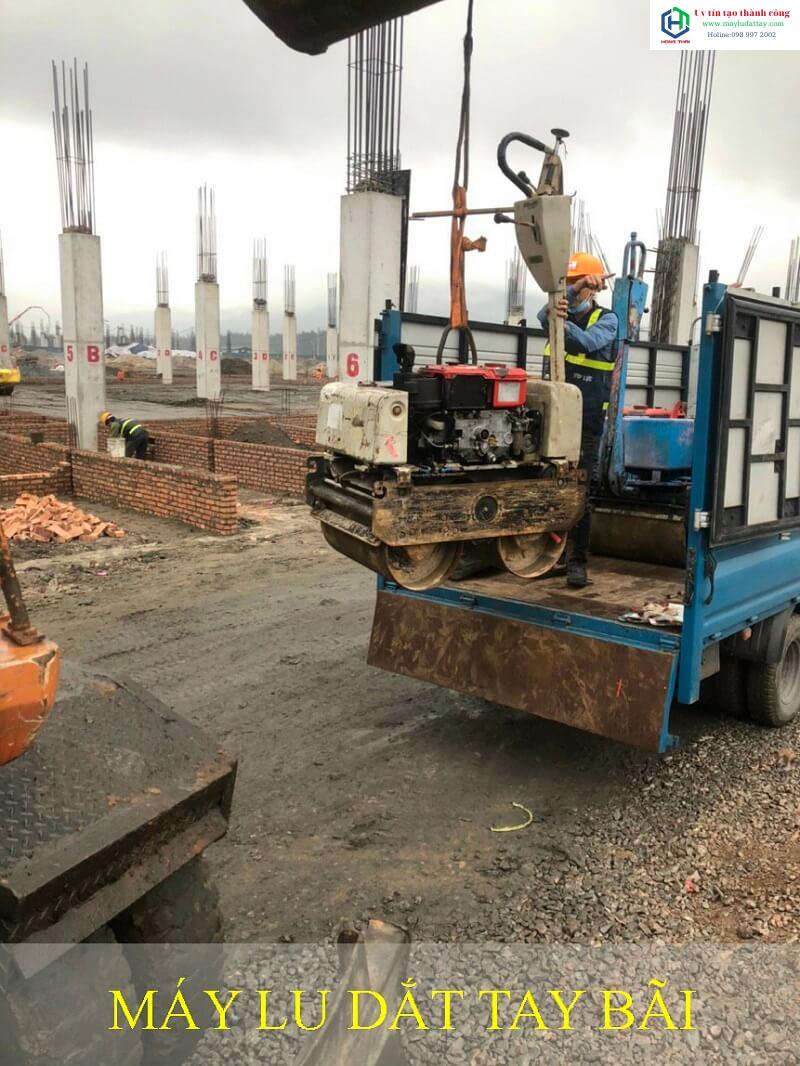 máy lu dắt tay bãi