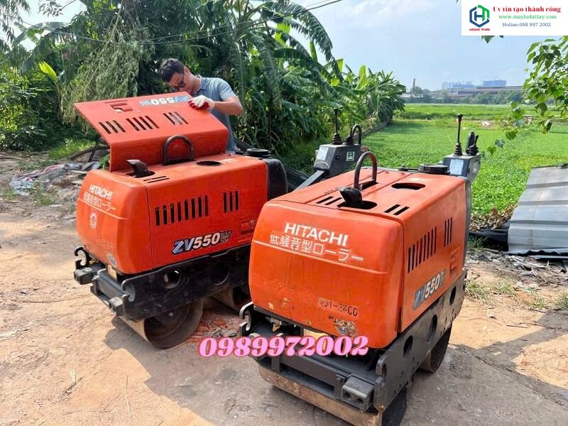 giá máy lu dắt tay hitachi